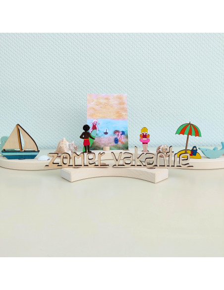 Jongen met surfplank steker